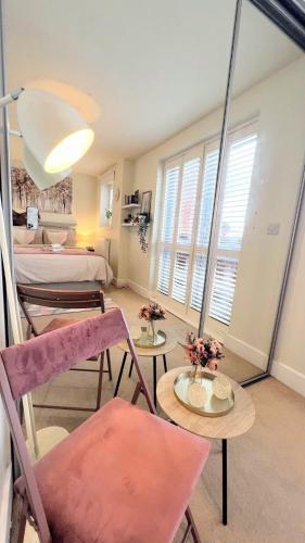 Lux Balcony Penthouse Room Basingstoke Hospital 2min drive and walkable in 바싱스톡 시티 센터