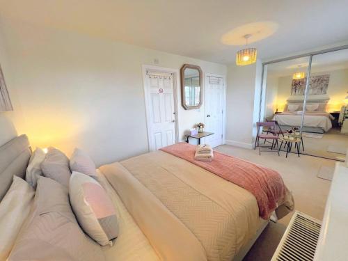 Lux Balcony Penthouse Room Basingstoke Hospital 2min drive and walkable in 바싱스톡 시티 센터