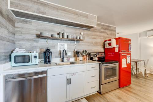 Wildwood Condo Community Pool, Walk to Beach! in Wildwood, USA