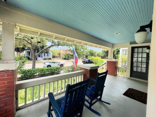 SO Charming Tree-Lined Street 1924 Craftsman in Galveston, USA