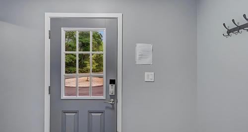 Sissepääs, Peaceful Pocono Home with Hot Tub, gym, & office in Tobyhanna Township (PA)