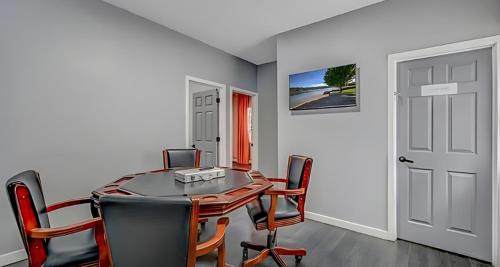 Peaceful Pocono Home with Hot Tub, gym, & office in Long Pond, USA