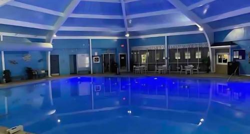 Bassein, Peaceful Pocono Home with Hot Tub, gym, & office in Tobyhanna Township (PA)