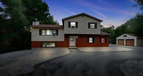 Hotelli välisilme, Peaceful Pocono Home with Hot Tub, gym, & office in Tobyhanna Township (PA)