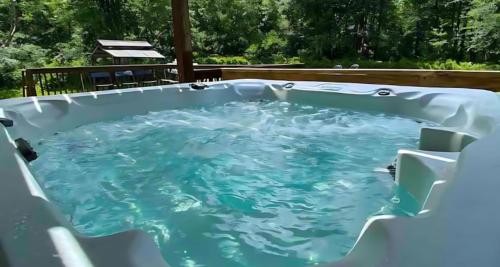 Kümblustünn, Peaceful Pocono Home with Hot Tub, gym, & office in Tobyhanna Township (PA)