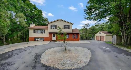 Hotelli välisilme, Peaceful Pocono Home with Hot Tub, gym, & office in Tobyhanna Township (PA)
