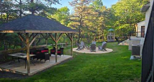 Vaade, Peaceful Pocono Home with Hot Tub, gym, & office in Tobyhanna Township (PA)