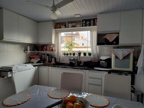 Kitchen, Casa Familia: Praia, Campeche e Conforto in Morro das Pedras