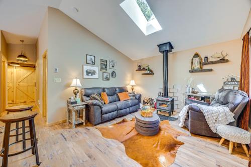 Lake George Cabin with Patio and Gas Grill! in Lake George, Vereinigte Staaten von Amerika