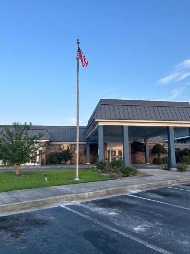 Econo Lodge Near Fort Stewart On site Restaurant and Bar Extended stay rate Laundry facility and Pool - image 9