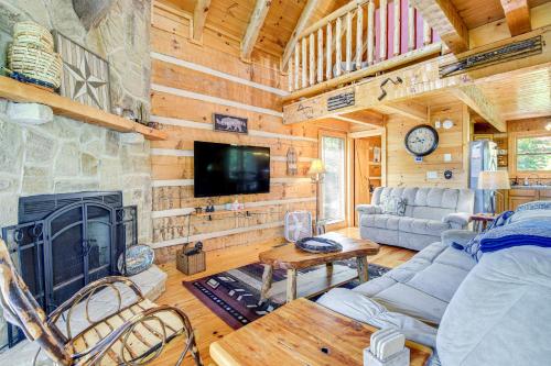Cabin with Community Perks Half-Mi to Ober Mountain in Gatlinburg, USA