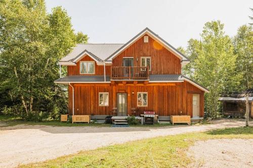 . Charming Rustic Chalet on Lac Marie Louise