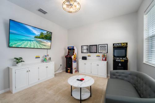 Modern 5BD, 4BA pool home in a golf resort community of Providence in Davenport, USA