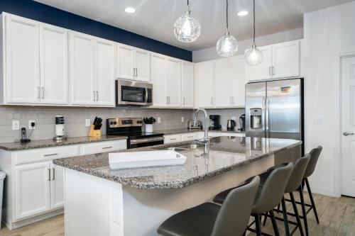 Modern 5BD, 4BA pool home in a golf resort community of Providence in Davenport, USA