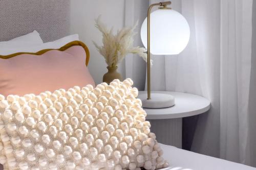 Modern 2-Bedroom Oasis 4 Mins Drive to the Beach - image 4