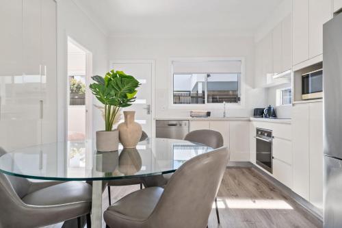 Modern 2-Bedroom Oasis 4 Mins Drive to the Beach - image 14