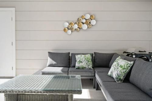 Modern 2-Bedroom Oasis 4 Mins Drive to the Beach - main image