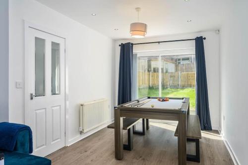 NEW! 4Bed Home, Pool Table, FREE Parking, SMART TV, Manchester (foto 3)
