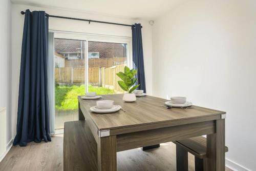 NEW! 4Bed Home, Pool Table, FREE Parking, SMART TV, Manchester (foto 8)