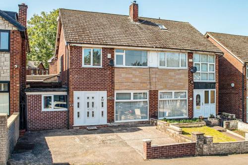 NEW! 4Bed Home, Pool Table, FREE Parking, SMART TV