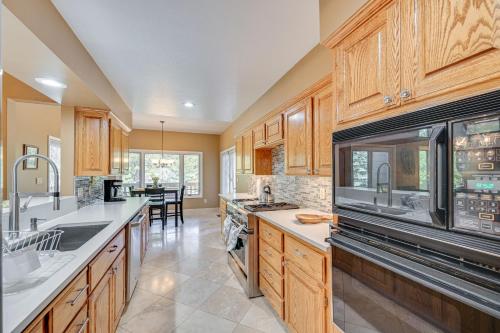 Forested Home in Flagstaff with Large Deck and Grill! in Flagstaff külváros