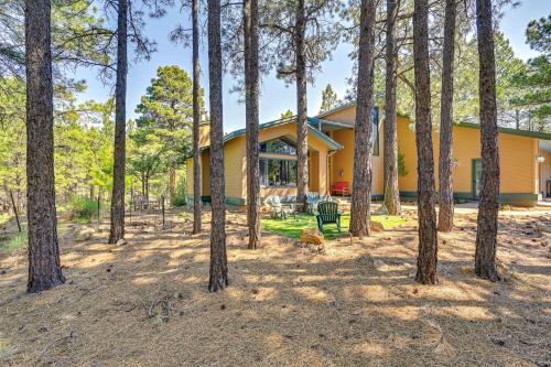 Forested Home in Flagstaff with Large Deck and Grill! in Flagstaff külváros