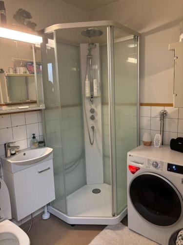 Zuhanyzó, Condo in Heart of Inkoo Center, With Sea View and Boat! in Inkoo