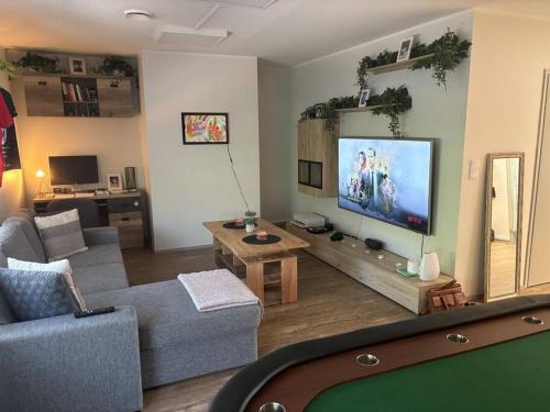 Közös társalgó / TV, Condo in Heart of Inkoo Center, With Sea View and Boat! in Inkoo