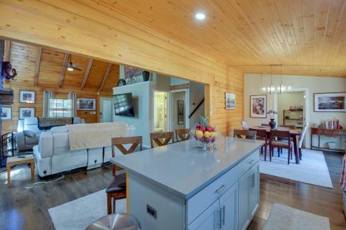 Hot Springs Cabin Deck with Mountain Views! in Hot Springs, USA