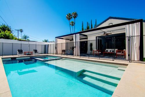 Amazing Modern Villa with Pool in Tarzana in Los Angeles, USA