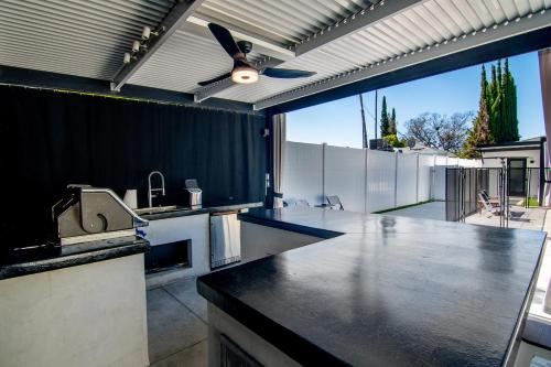 Amazing Modern Villa with Pool in Tarzana in Los Angeles, USA