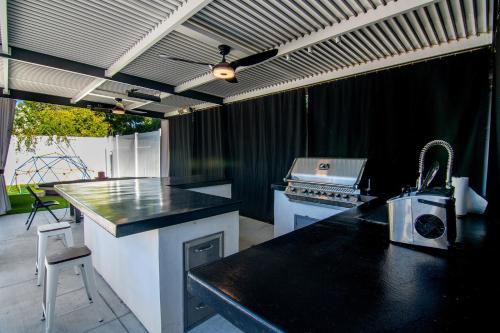 Amazing Modern Villa with Pool in Tarzana in Los Angeles, USA