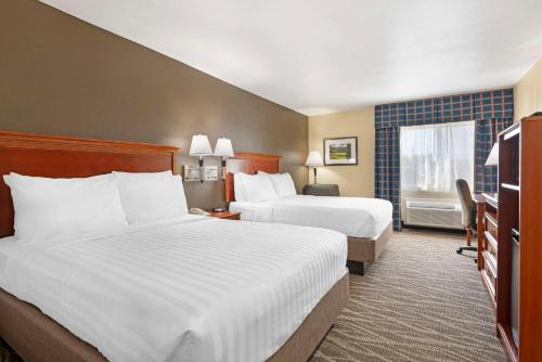 2 queen beds