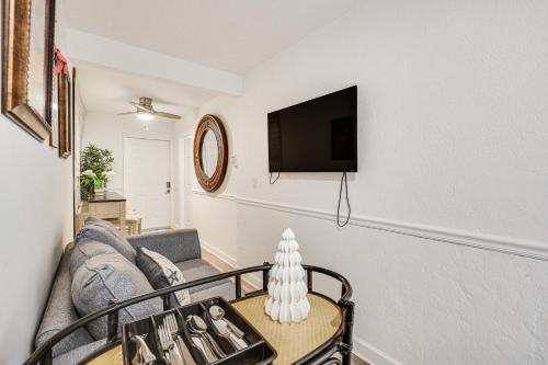 Hollywood Hideaway Close to Dtwn and Beaches in Hollywood, USA
