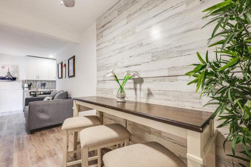 Hollywood Hideaway Close to Dtwn and Beaches in Hollywood, USA