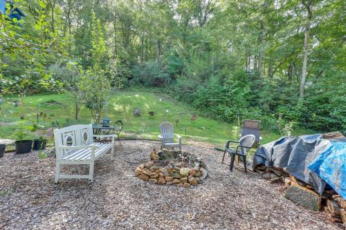 Young Harris Apt with 2 Fire Pits and Creek Access! in Young Harris, USA