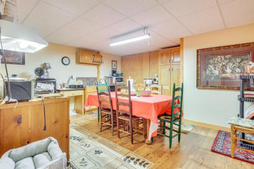 Young Harris Apt with 2 Fire Pits and Creek Access! in Young Harris, USA