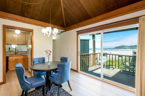 Little Creek Cove Beach Resort in Newport (OR)