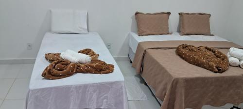4 twin beds