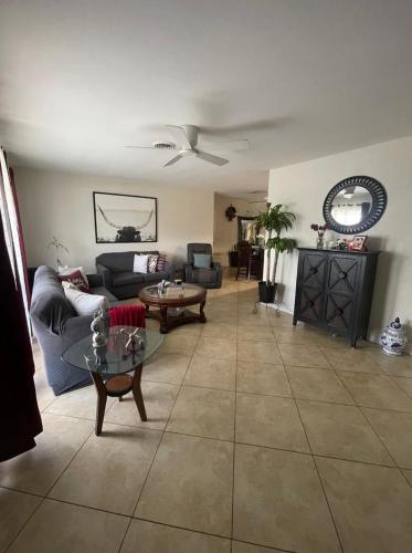 Private room with shared bathroom in Hollywood area