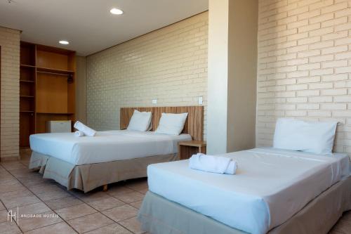 1 queen bed, 1 twin bed