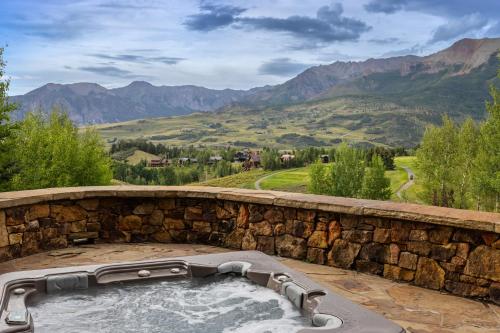 Camp Telluride - golf course, views, hot tub, gym! in Telluride, USA
