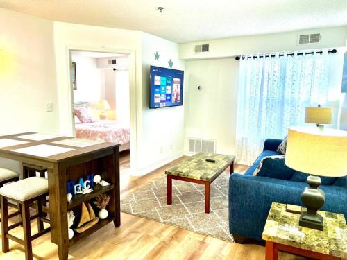 Tommy Bahama 1 Bedroom-WALK to restaurants ,pool-3mi beach! in Destin, USA