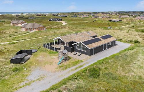 Beach Front Home In Ringkøbing With Sauna – khách sạn tại Klegod