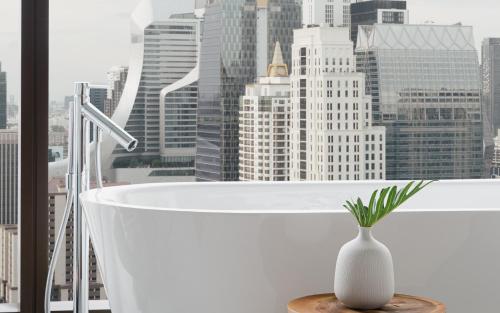 ห้องน้ำ, คิมป์ตัน มาลัย กรุงเทพฯ บาย IHG (Kimpton Maa-Lai Bangkok - an IHG Hotel By IHG) near โรงเรียนมาแตร์เดอีวิทยาลัย