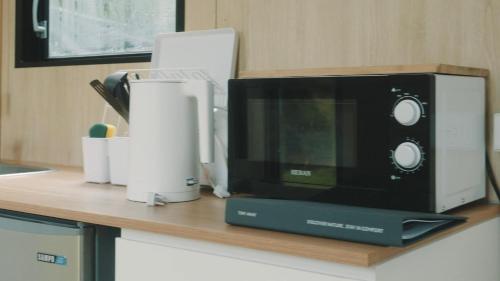 kuhinja, Jade in the Wilderness 1 by Tiny Away in Okrožje Dahu