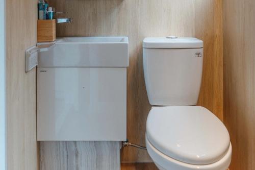 kopalnica, Jade in the Wilderness 1 by Tiny Away in Okrožje Dahu