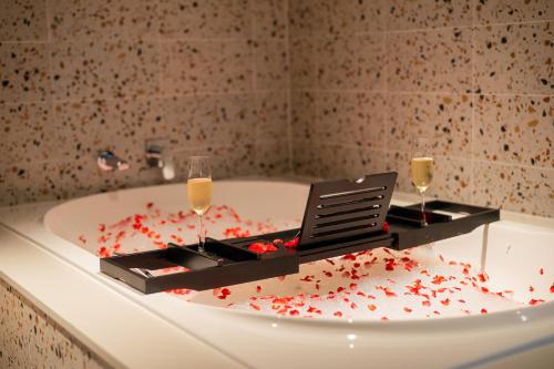 Food and beverages, M Social Hotel Phuket in Phuket