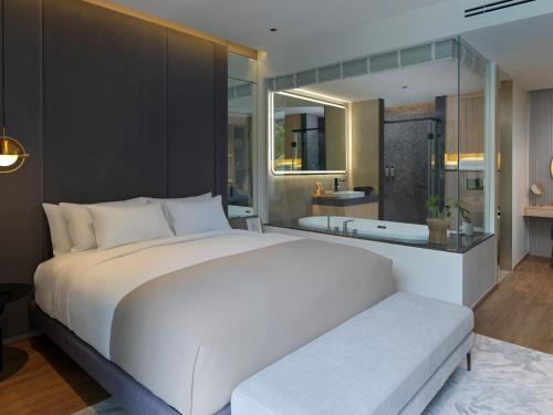 1 king bed, 1 queen bed, 1 twin bed