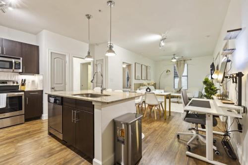 Sleeps 8 2B near Legacy West Toyota & The Star 2250 in Frisco, USA